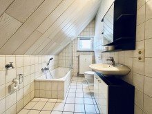 Badezimmer Gem�tlich charmante Dachgeschosswohnung in Reinheim