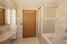 Bad EG **Freistehendes Einfamilienhaus mit Einliegerwohnung, Garage und Carport.**