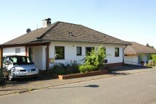 Ansicht **Freistehendes Einfamilienhaus mit Einliegerwohnung, Garage und Carport.**