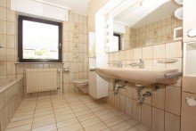 Bad EG **Freistehendes Einfamilienhaus mit Einliegerwohnung, Garage und Carport.**