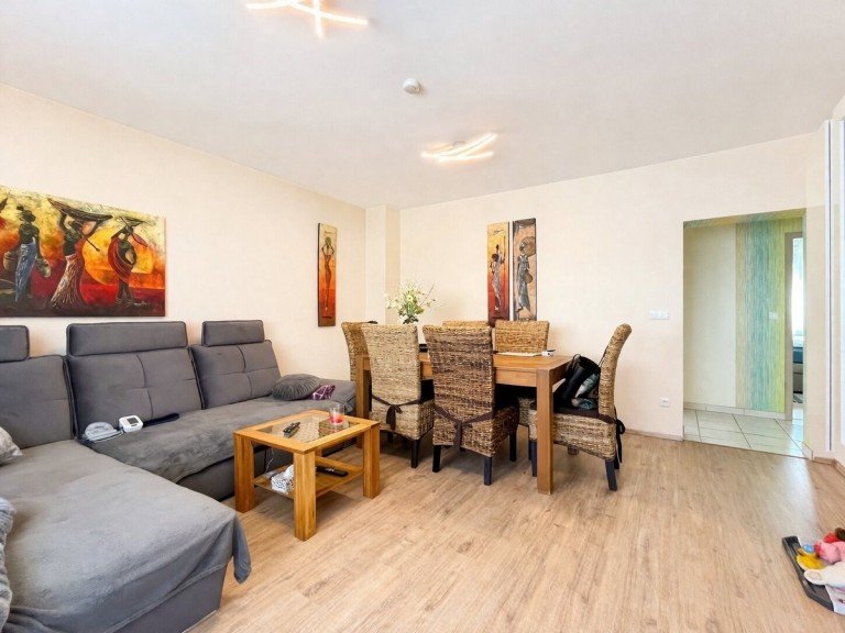 Helles, modernes Wohnzimmer mit Kunstwerken Gro�-Zimmern Etagenwohnung Top gepflegte 3-Zimmer-Wohnung mit West-Balkon (2020 saniert)