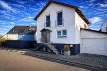 Ansicht mit Garage Eigenes Haus. Maximale Freiheit. Kein Gartenaufwand.