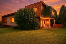 Abendstimmung Bauhaus-Einfamilienhaus mit 1.220 m� Grundst�ck ? viel Potenzial in Gro�-Zimmern