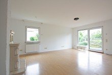Wohnzimmer Freistehendes Einfamilienhaus auf sonnigem Grundst�ck mit Garage- frisch renoviert