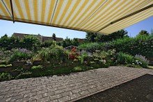 Terrasse Freistehendes Einfamilienhaus auf sonnigem Grundst�ck mit Garage- frisch renoviert