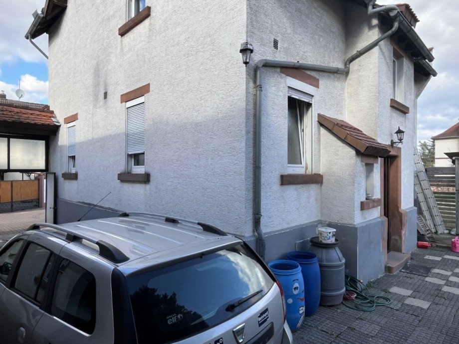 R�ckseite mit Eingang Mehrfamilienhaus Gro�-Zimmern