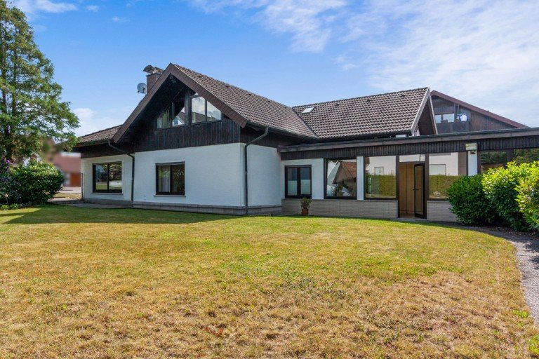 Ansicht Sulzbach Einfamilienhaus Ideal f�r 2 Generationen: Freistehendes Wohnhaus mit riesigem Garten