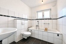 Wannenbad Gro�z�gige EG-Wohnung mit Terrasse & Stellpl�tzen in ruhiger Lage von Steinen-H�singen