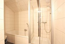 Bad mit Dusche und Wanne **Geborgenheit ist Trumpf... 3-Zimmer-Wohnung im Souterrain eines top gepflegten Wohnhauses**