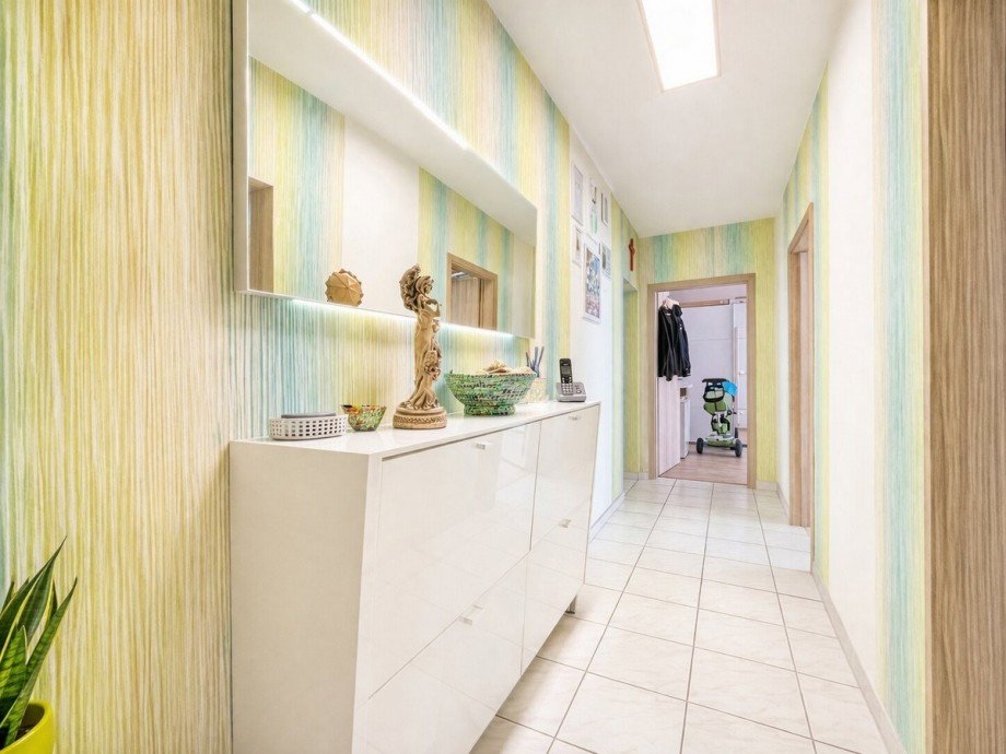 Heller Flur mit modernen Akzenten Etagenwohnung Gro�-Zimmern