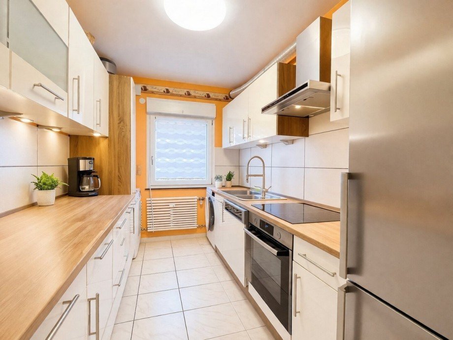 Moderne Galerie-K�che mit warmen Akzenten Etagenwohnung Gro�-Zimmern