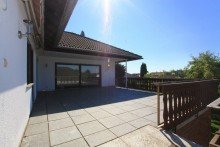 Terrasse **Freistehendes Einfamilienhaus mit Einliegerwohnung, Garage und Carport.**