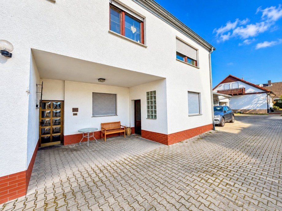 Sonnige Hauseinfahrt mit �berdachtem Eingangsbereich Mehrfamilienhaus Griesheim
