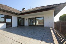 Terrasse **Freistehendes Einfamilienhaus mit Einliegerwohnung, Garage und Carport.**