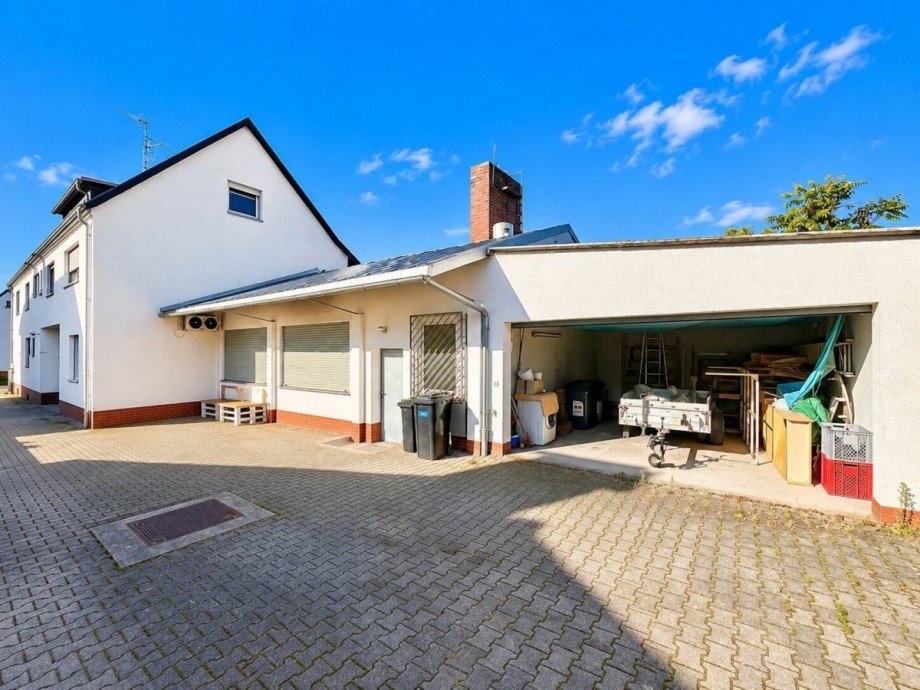 Hofeinfahrt mit Garage und sonnigem Innenhof Mehrfamilienhaus Griesheim