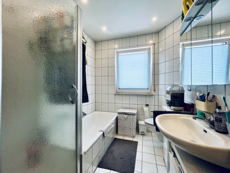 Tageslichtbad mit Wanne und Dusche Etagenwohnung Ro�dorf
