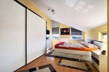 Schlafzimmer 3-Zimmer-Maisonette- Wohnung in Gro�-Zimmern mit TG-Stellplatz.