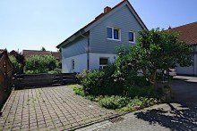 Ansicht Freistehendes Einfamilienhaus auf sonnigem Grundst�ck mit Garage- frisch renoviert