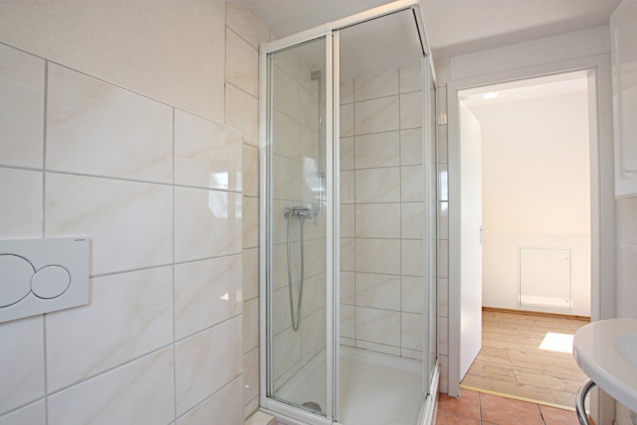 Bad mit Dusche Dachgeschosswohnung Gro�-Zimmern