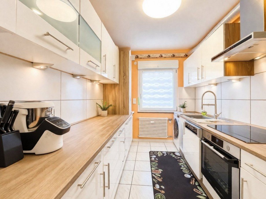 Helle, moderne K�che mit Holzakzenten Etagenwohnung Gro�-Zimmern