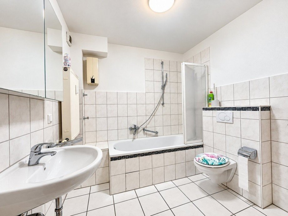 Bad mit Wanne/Dusche Wohnung Gro�-Zimmern