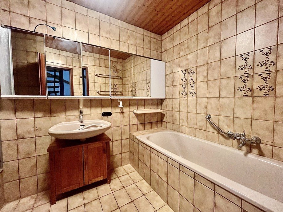 Bad mit Wanne Reihenendhaus Klein-Umstadt