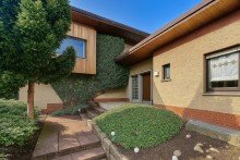 Hauseingang Bauhaus-Einfamilienhaus mit 1.220 m� Grundst�ck ? viel Potenzial in Gro�-Zimmern