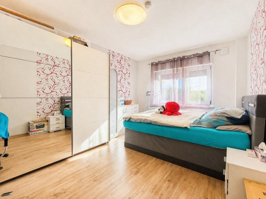 Helles, modernes Schlafzimmer mit viel Licht Etagenwohnung Gro�-Zimmern