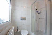 Bad EG Freistehendes Einfamilienhaus auf sonnigem Grundst�ck mit Garage- frisch renoviert