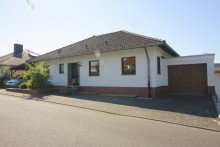 Ansicht mit Garage **Freistehendes Einfamilienhaus mit Einliegerwohnung, Garage und Carport.**