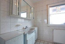 Bad EG Freistehendes Einfamilienhaus auf sonnigem Grundst�ck mit Garage- frisch renoviert