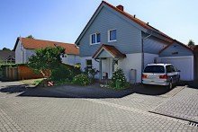 Ansicht Freistehendes Einfamilienhaus auf sonnigem Grundst�ck mit Garage- frisch renoviert