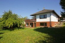 Gartenseite **Freistehendes Einfamilienhaus mit Einliegerwohnung, Garage und Carport.**