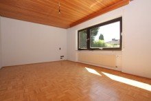 Zimmer UG **Freistehendes Einfamilienhaus mit Einliegerwohnung, Garage und Carport.**