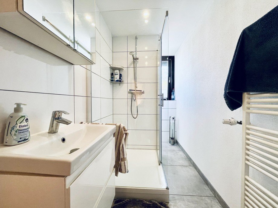 Neues Bad mit Fenster und Dusche Dachgeschosswohnung Gro�-Zimmern