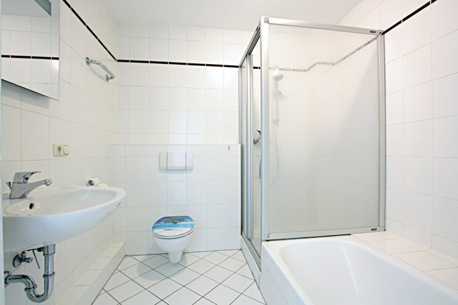 Bad mit Wanne und Dusche Wohnung Gro�-Zimmern
