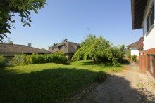 Blick in den Garten **Freistehendes Einfamilienhaus mit Einliegerwohnung, Garage und Carport.**