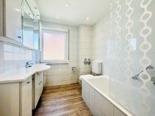 Badezimmer Dieburg: schicke 3-Zimmer-Wohnung mit Balkon und Tiefgaragenstellplatz