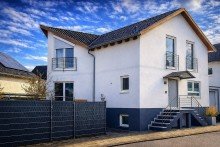 Ansicht Eigenes Haus. Maximale Freiheit. Kein Gartenaufwand.