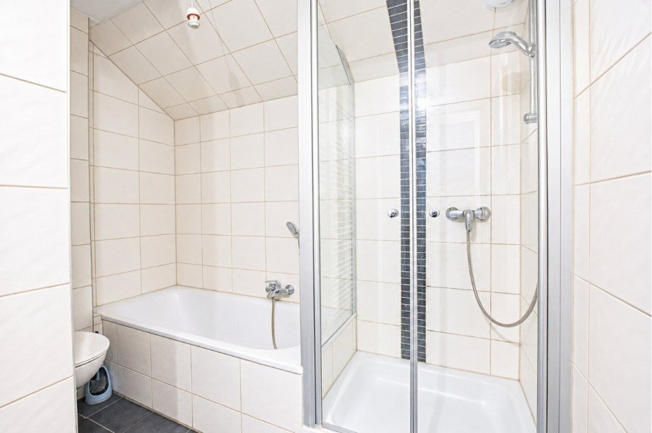 Bad mit Wanne und Dusche Wohnung Gro�-Zimmern