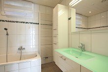 Badezimmer Extragro�e 2-Zimmer-Wohnung mit Wintergarten, Garten und Garage