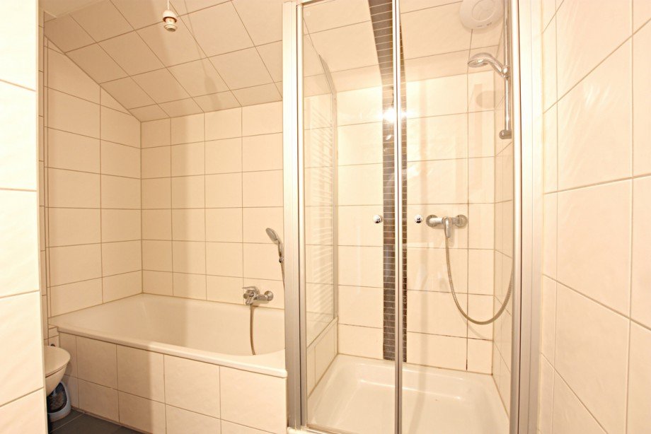 Bad mit Dusche und Wanne Wohnung Gro�-Zimmern