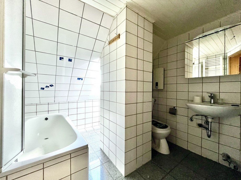 Bad mit Fenster Dachgeschosswohnung Gro�-Zimmern