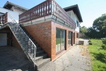 R�ckseite **Freistehendes Einfamilienhaus mit Einliegerwohnung, Garage und Carport.**