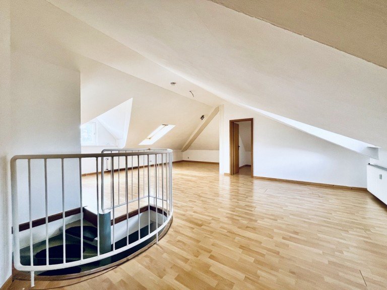 Wohnzimmer mit Aufgang Gro�-Zimmern Dachgeschosswohnung Ihr neues Zuhause unterm Dach ? 3-Zimmer-Eigentumswohnung in zentraler Lage von Gro�-Zimmern