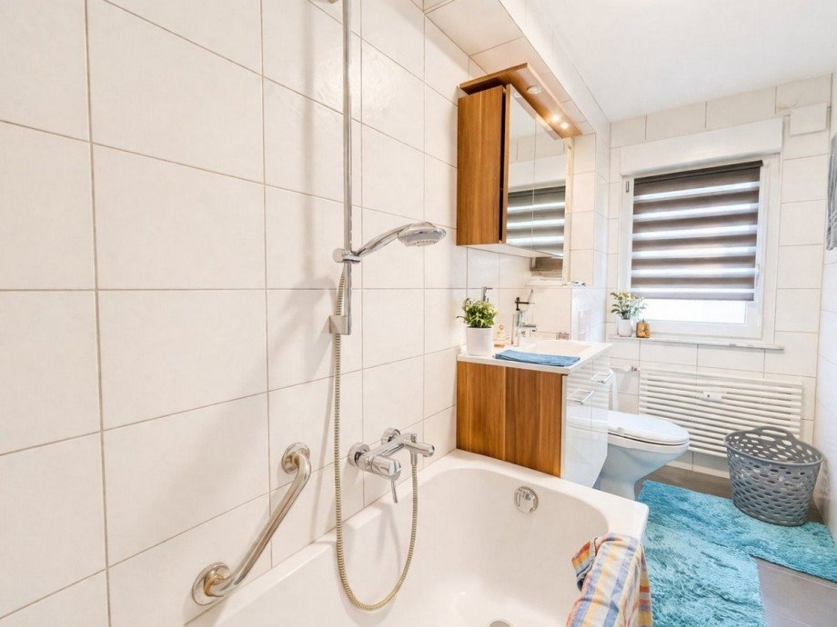 Helles modernes Badezimmer mit Badewanne Etagenwohnung Gro�-Zimmern