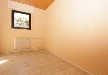 Zimmer UG **Freistehendes Einfamilienhaus mit Einliegerwohnung, Garage und Carport.**