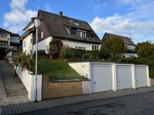 Ansicht mit Garage Renovierungsbed�rftiges Ein- Zweifamilienhaus mit Fernblick in Ro�dorf