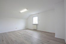 Zimmer 2 OG Freistehendes Einfamilienhaus auf sonnigem Grundst�ck mit Garage- frisch renoviert
