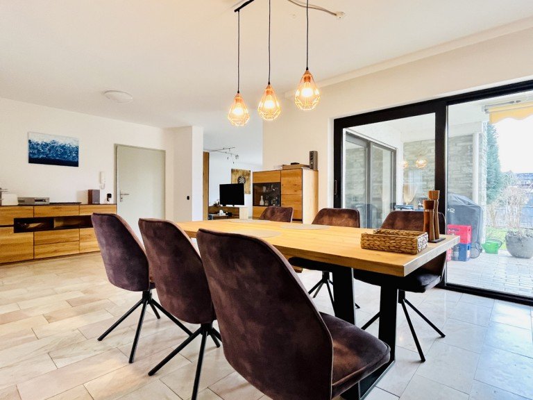 Esszimmer Gro�-Zimmern Erdgeschosswohnung Gem�tlichkeit ist Trumpf: riesige 3-Zimmer-Erdgeschosswohnung in Feldrandlage mit Terrasse und Au�en- und Innenkamin